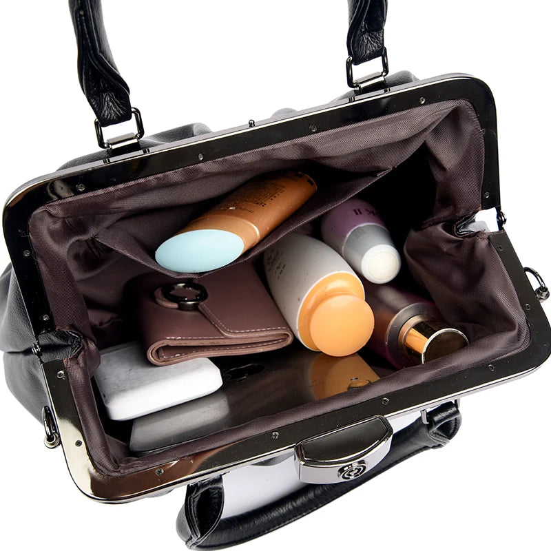 Handväska - lyxig design i läder öppnad